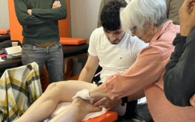 Formation Dry Needling avec Veronique De Laere demonstration sur le genou