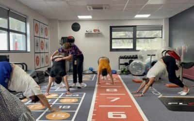 exercices au sol des stafiaires en clinqiue du dos