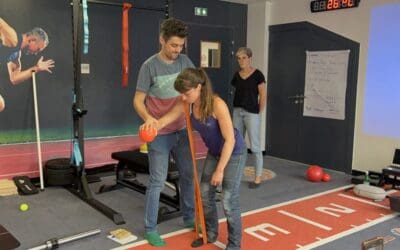 exercices stagiaires formation épaule du sportif. balle et elastique