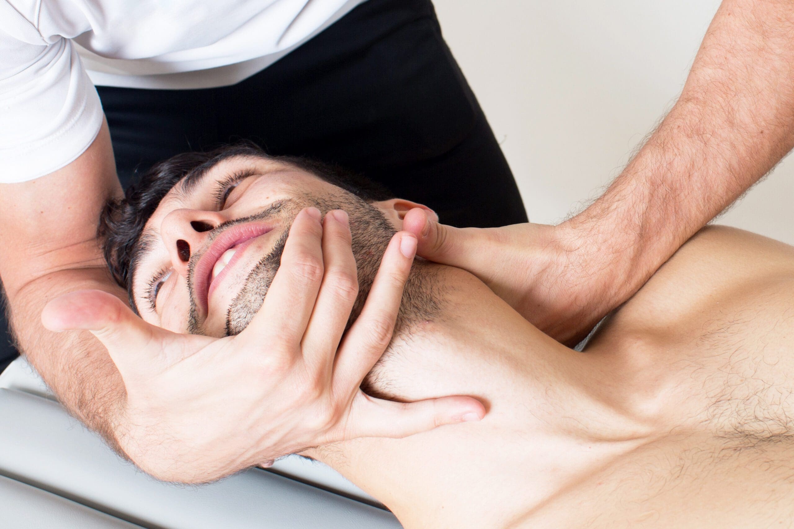 doctor doing head manipulation La correction thrust chez ssk formation pour les kinésithérapeutes